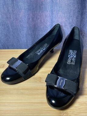 Salvatore Ferragamo Vara Black Patent Leather Bow Kitten Heel Pumps 7 C Wide Y2K